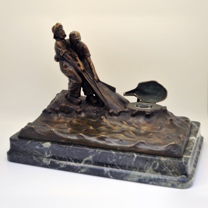 Encrier en bronze patiné, scène de pêcheur au filet