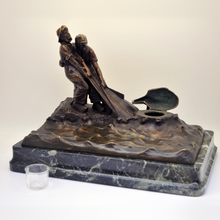 Tintenfass aus patinierter Bronze, Szene eines Netzfischers