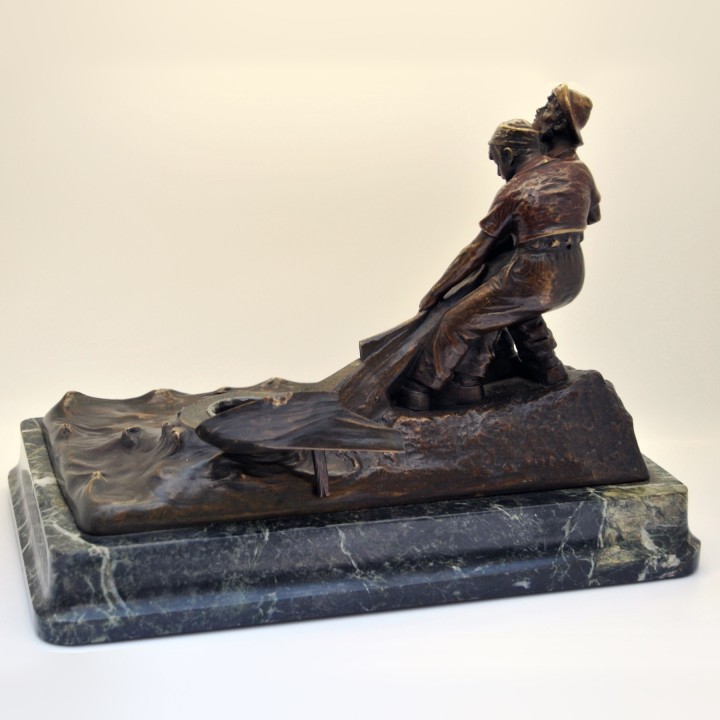 Encrier en bronze patiné, scène de pêcheur au filet