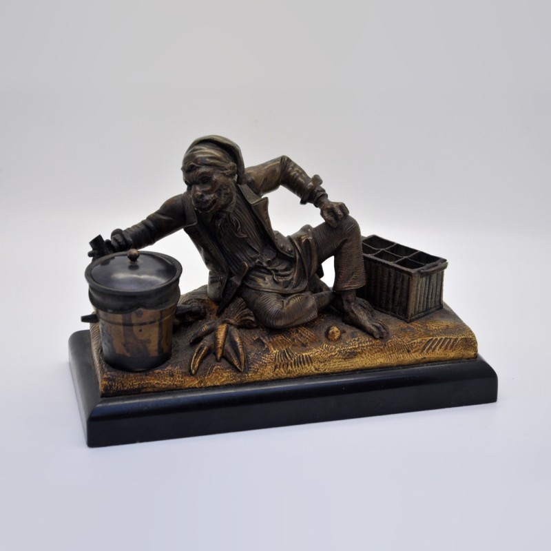 Anthropomorpher Affe, Tintenfass aus Bronze mit brauner Patina