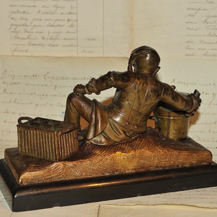 Anthropomorphic monkey inkwell in brown-patinated bronze