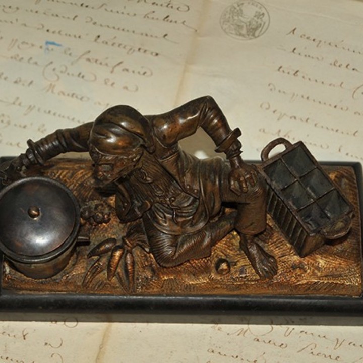 Antropomorfe aap, inktpot van brons met bruin patina