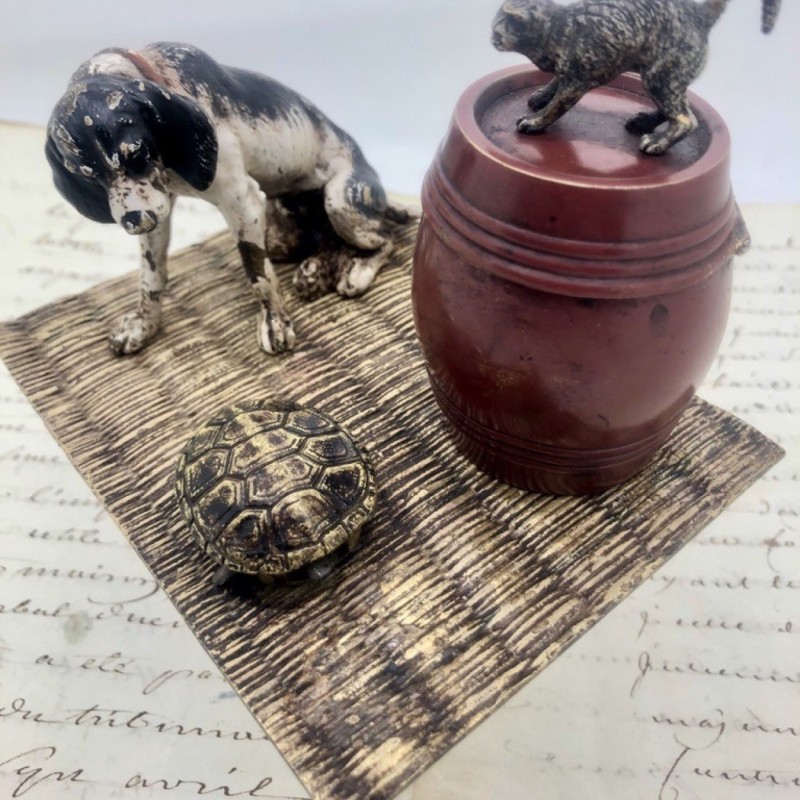 Tintenfass aus Wiener Bronze, Szene mit Hund und Katze, die eine Schildkröte beobachten