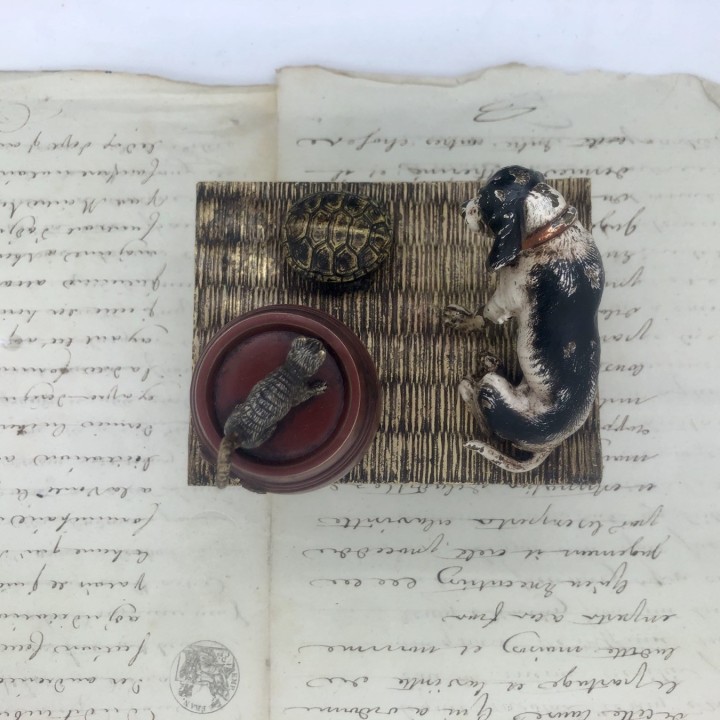 Encrier bronze de Vienne scène de chien et chat observant une tortue