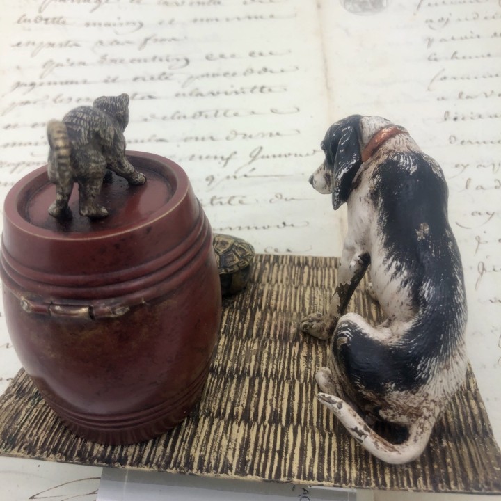 Inktpot van Weens brons, hond en kat die een schildpad observeren