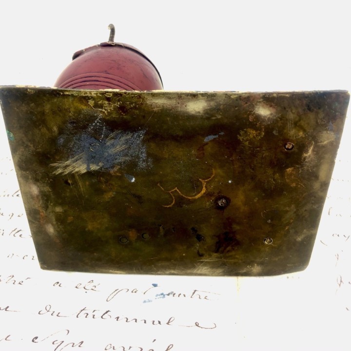 Tintenfass aus Wiener Bronze, Szene mit Hund und Katze, die eine Schildkröte beobachten