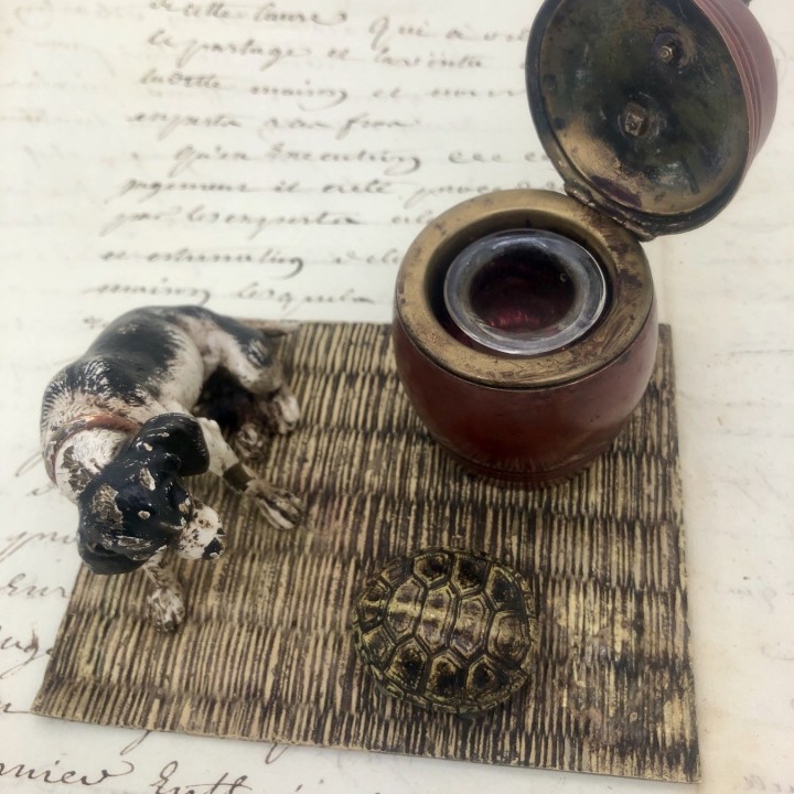 Encrier bronze de Vienne scène de chien et chat observant une tortue