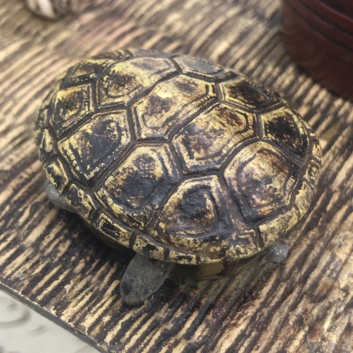維也納彩繪銅器墨水臺，犬貓觀龜場景