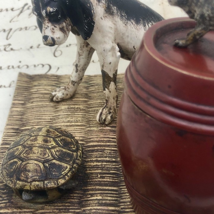 Tintero de bronce de Viena, escena de perro y gato observando una tortuga