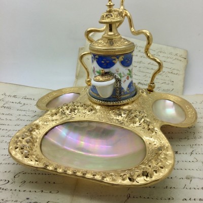 Rare encrier à pompe XIXe nacre et porcelaine de Sèvres