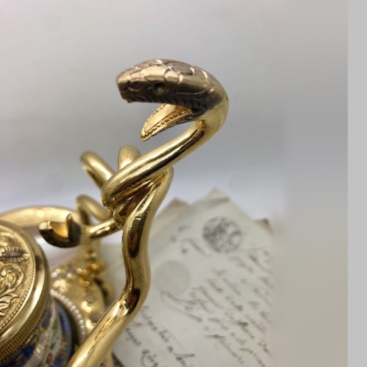 Rare encrier à pompe XIXe nacre et porcelaine de Sèvres
