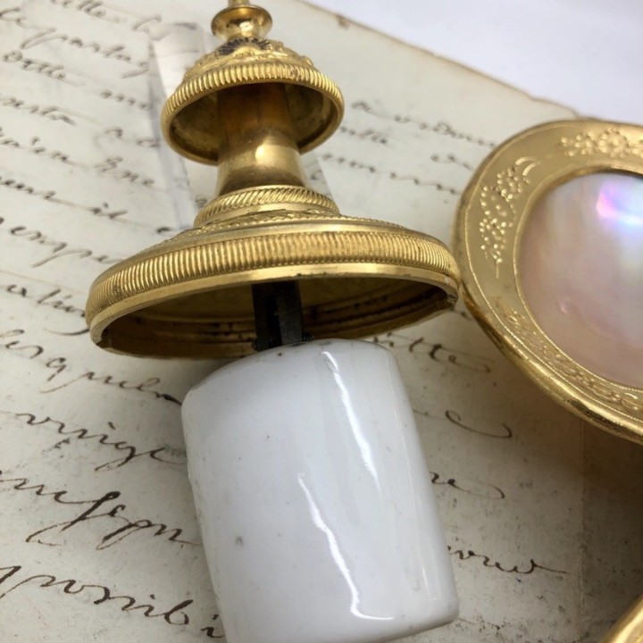 Rare encrier à pompe XIXe nacre et porcelaine de Sèvres