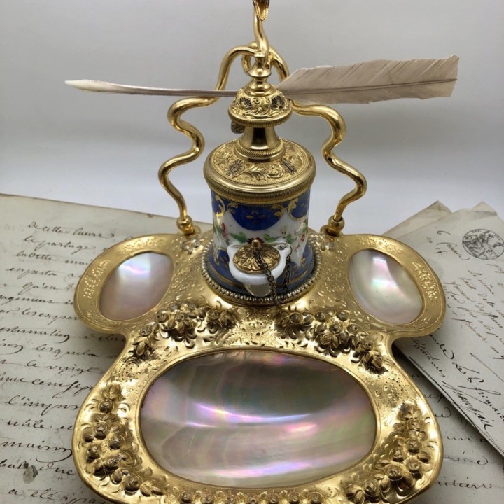 Rare encrier à pompe XIXe nacre et porcelaine de Sèvres