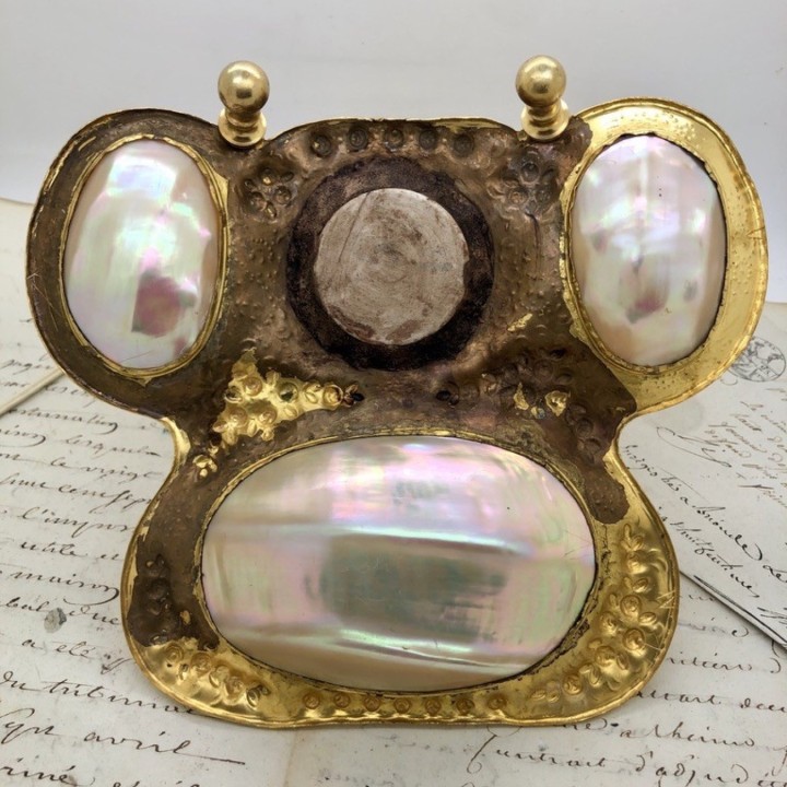 Rare encrier à pompe XIXe nacre et porcelaine de Sèvres
