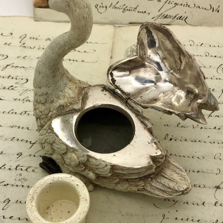 Encrier au cygne en bronze de Vienne polychrome