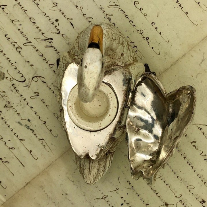 Calamaio a forma di cigno in bronzo di Vienna policromo