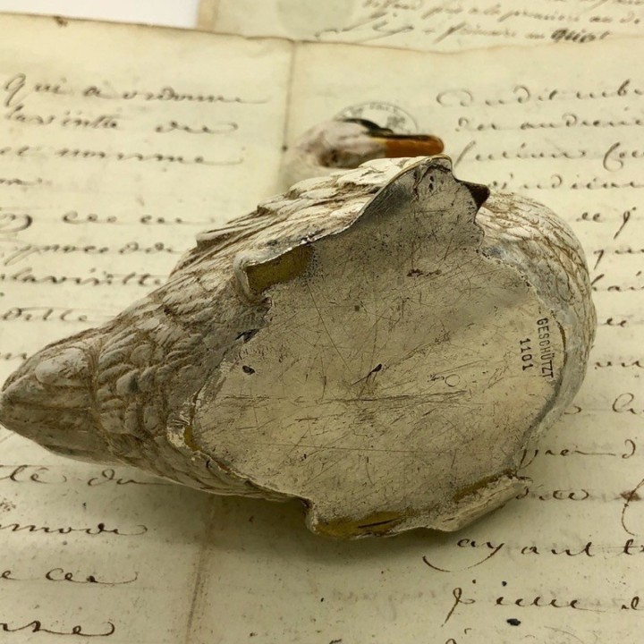 Tintero con cisne de bronce de Viena policromado