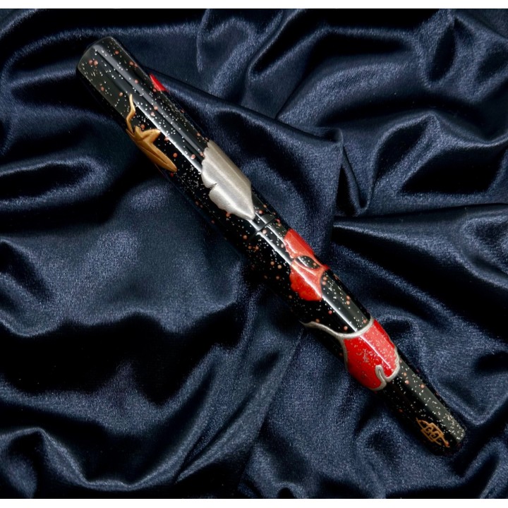 Pluma estilográfica de estilo japonés en laca maki-e, decoración de arce sobre fondo negro y rojo