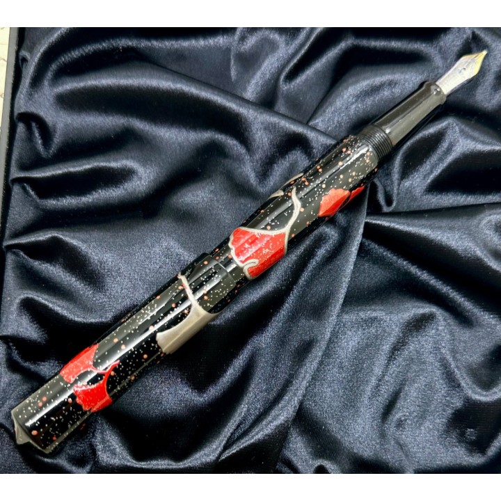 Stylo plume de style japonais en laque maki-e, décor d'érable sur fond noir et rouge