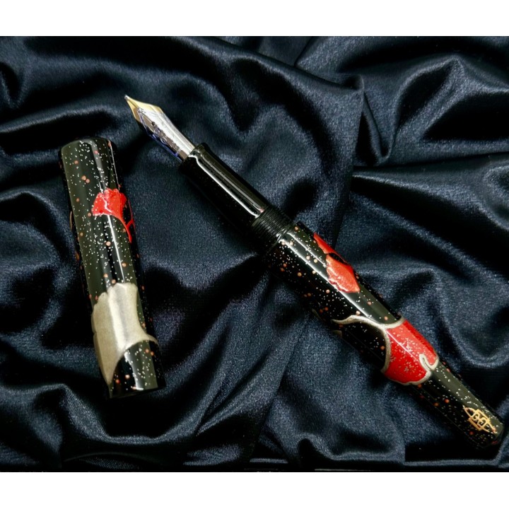 Stylo plume de style japonais en laque maki-e, décor d'érable sur fond noir et rouge