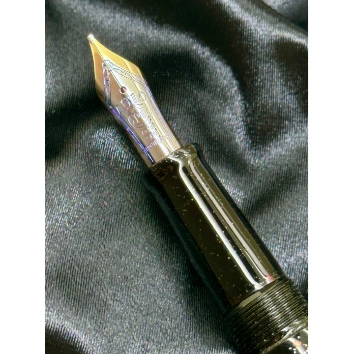 Stylo plume de style japonais en laque maki-e, décor d'érable sur fond noir et rouge