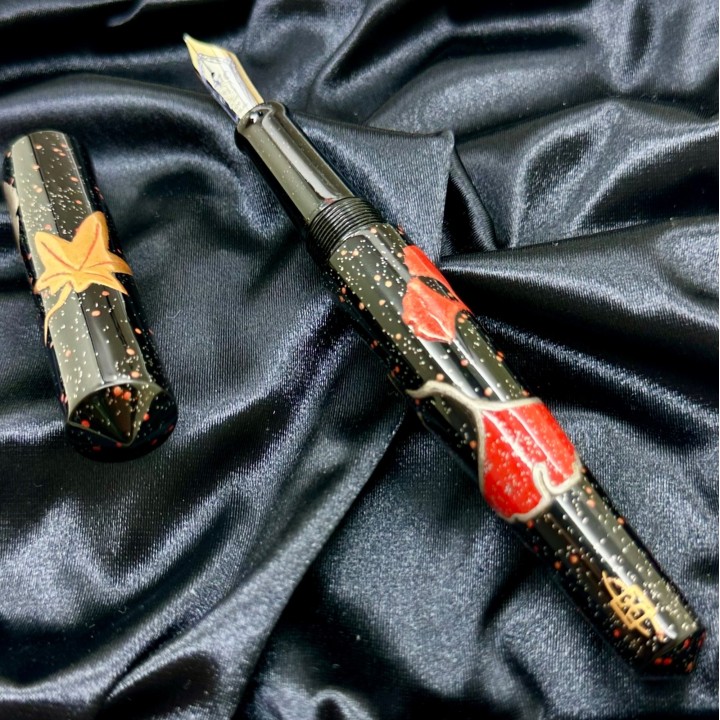 Pluma estilográfica de estilo japonés en laca maki-e, decoración de arce sobre fondo negro y rojo