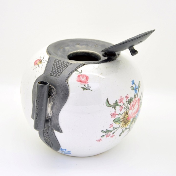Tinteiro do século XVIII em porcelana pintada e chumbo