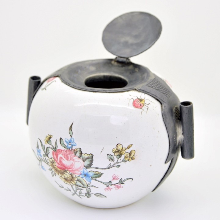 18e-eeuwse inktpot van beschilderd porselein en lood