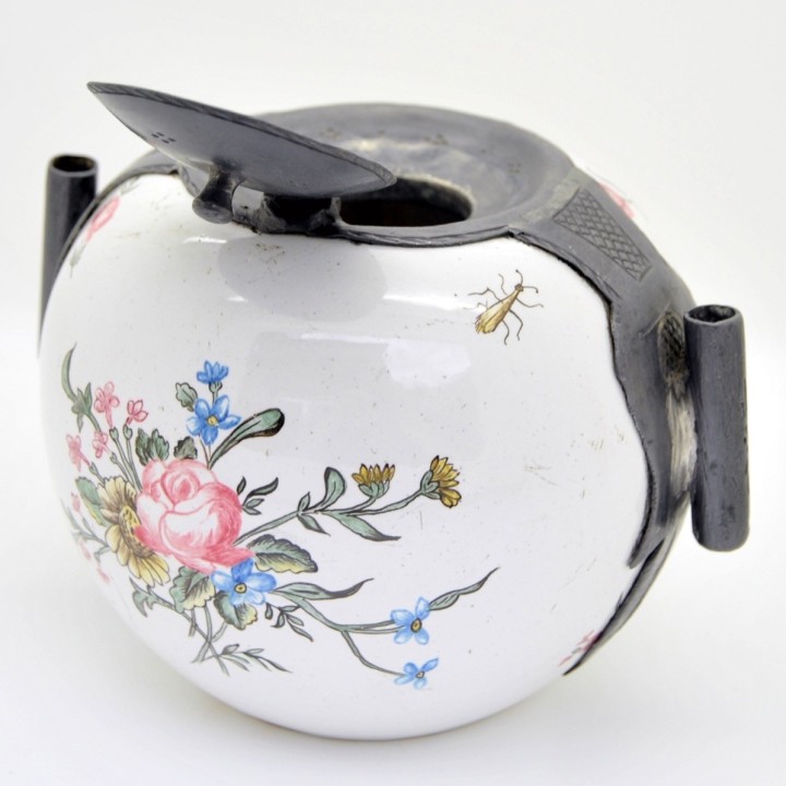 Encrier XVIIIe en porcelaine peinte et plomb