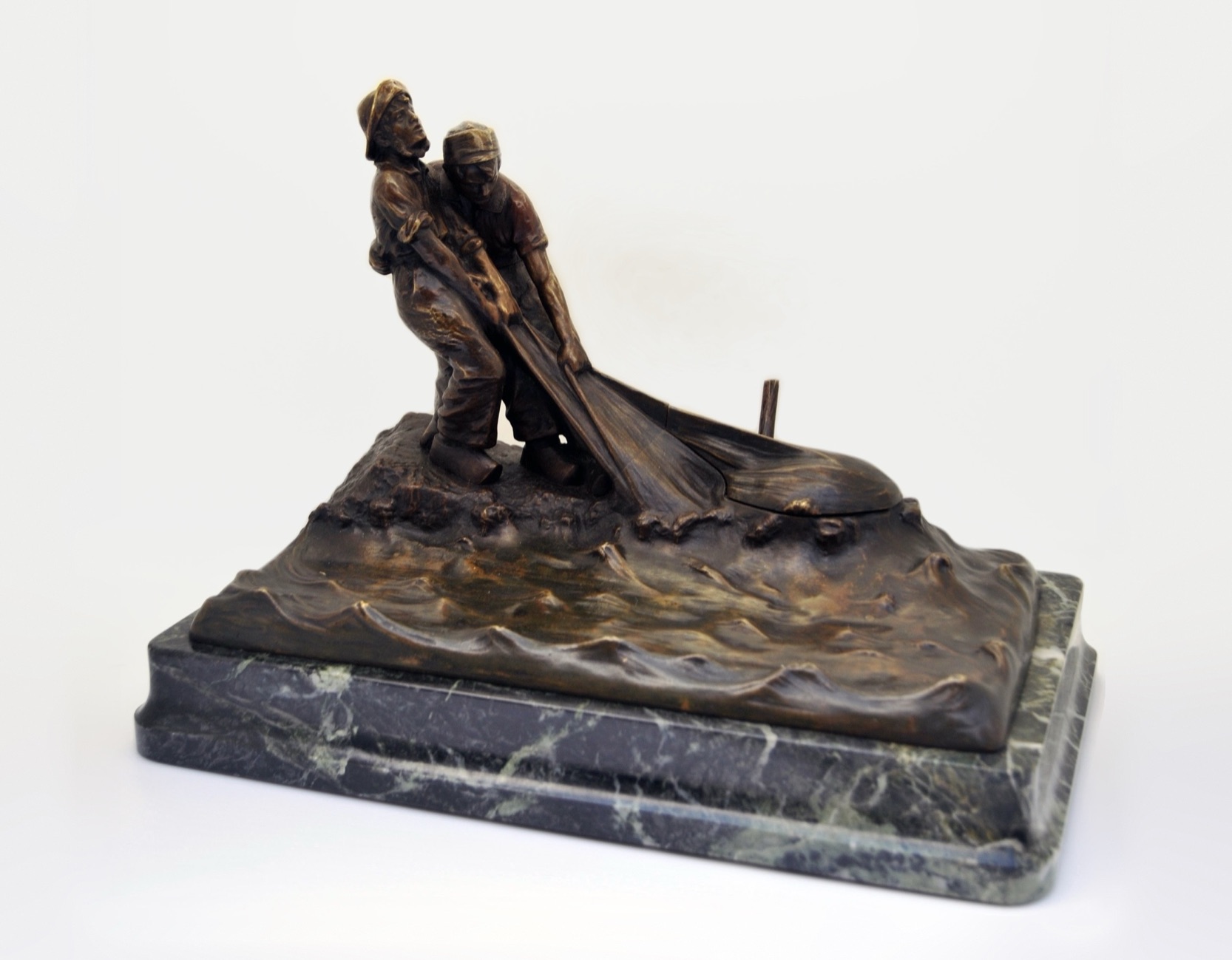 Encrier en bronze patiné, scène de pêcheur au filet